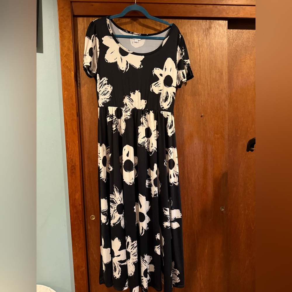 LuLaRoe Black and Gray Graphic Dress